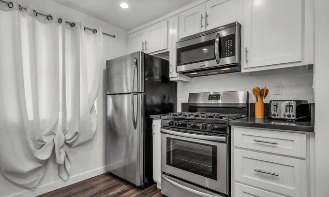 Wilshire Center Apartment | Chic 2-Level 1-Bedroom 1-Bath in Central Location Close To DT LA With Parking