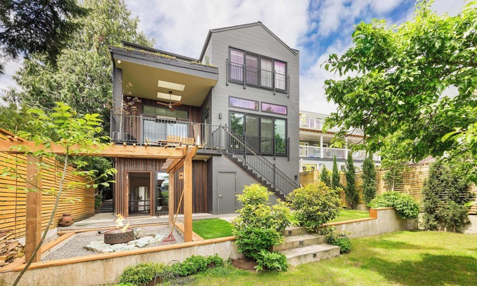 Wallingford House | Chic 2020-Built 2BR Urban Oasis w/Private Backyard