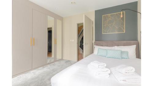 Golborne Apartment | Chic 2BD Flat with Roof Terrace - Ladbroke Grove