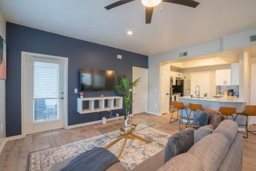 Encanto Apartment | Chic 2BD - Midtown - Gym, Pool, W-D, Parking - Sleeps 8