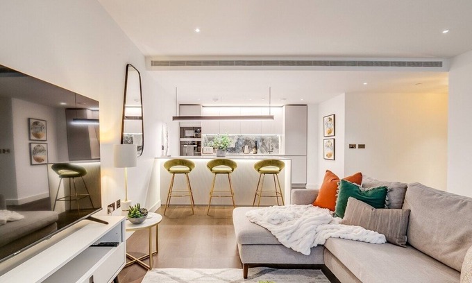 White City Apartment | Chic 2BR 2Bath Balcony Walk to Westfield Mall