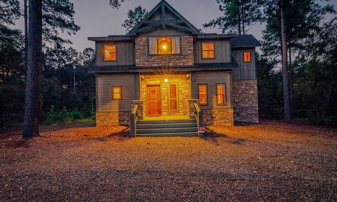 Hochatown Cabin | Chic 3-Bedroom Cabin in Hochatown - Luxurious King Beds, Pet-Friendly, Steps fro