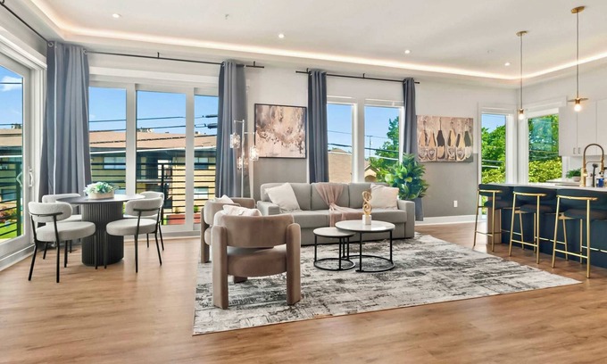 Old East Dallas House | Chic 3BR Retreat | Rooftop & Parking | Sleeps 11