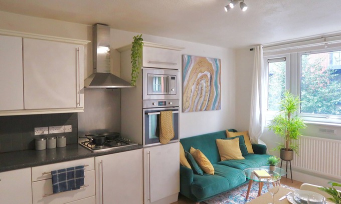 Angel Apartment | Chic 4-Bed pad in trendy Clerkenwell w/balcony and walking distance to tube