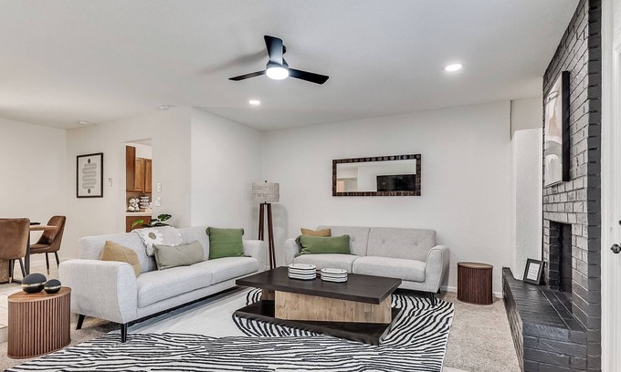Edmond House | Chic 4BR Retreat with Big Backyard and Outdoor Dining Spaces