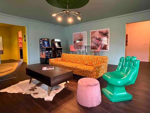Lincoln Terrace House | Chic 50s Time Capsule Downtown/OU Med/OK Capitol