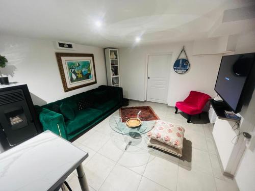 Tremblay-en-France Apartment | Chic and Peaceful apartment Roissy Charles de Gaulle Airport 15mins-Parc des Expositions Villepinte 10mins- Disneyland 30mins