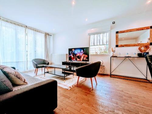 Clamart Apartment | Chic and spacious apart with parking and garden