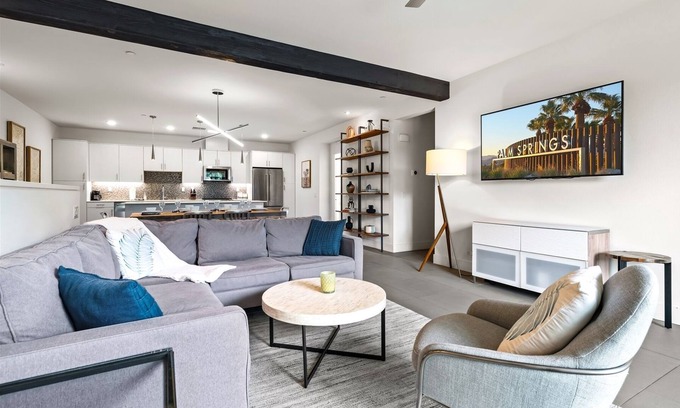 Palm Springs House | Chic and Stylish at The Riv