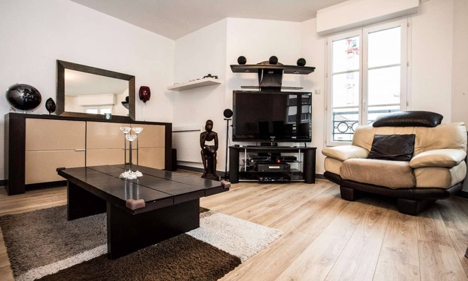 Colombes Apartment | Chic apart with parking near Paris