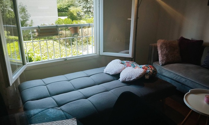 L'Hay-les-Roses Apartment | Chic apartment with 1 bedroom and 4 bed and WiFi, fitness room in charming