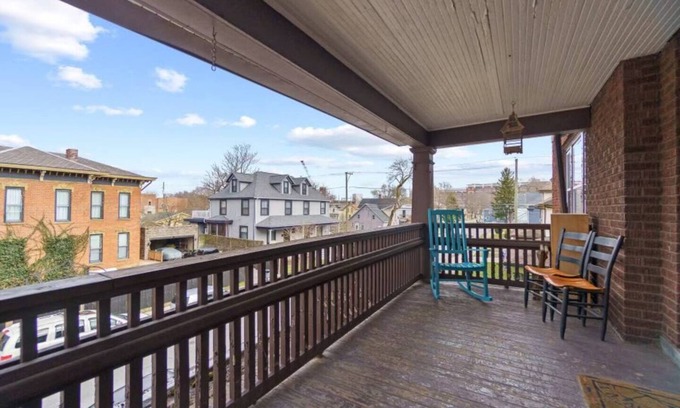 West Central Apartment | Chic Apt 5 blocks from Downtown w/Parking