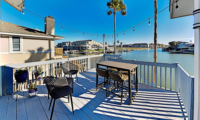 Corpus Christi Condo | Chic Canal-Front Getaway | Dock & Bay Access | Walk to Dining & Mins to Beach