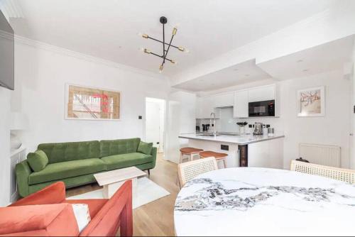 Chelsea Apartment | Chic Chelsea Apartment Steps from Kings Road