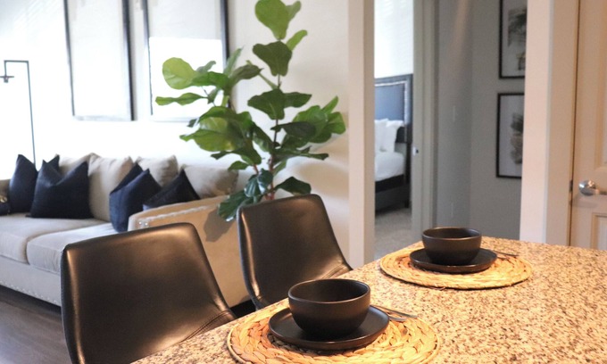 East Point Apartment | CHIC/CLEAN & COZY APARTMENT w/Free parking/Free wifi/Free Netflix