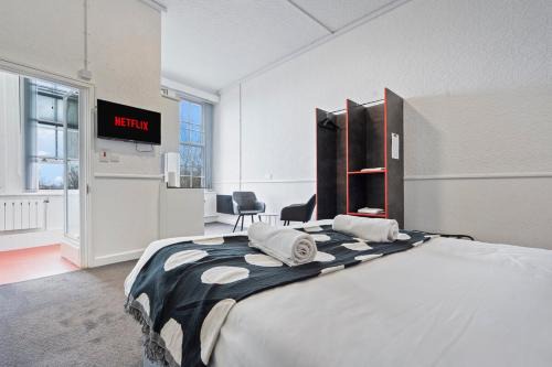 Dudley Apartment | Chic, Cosy Hotel in Centre with Parking