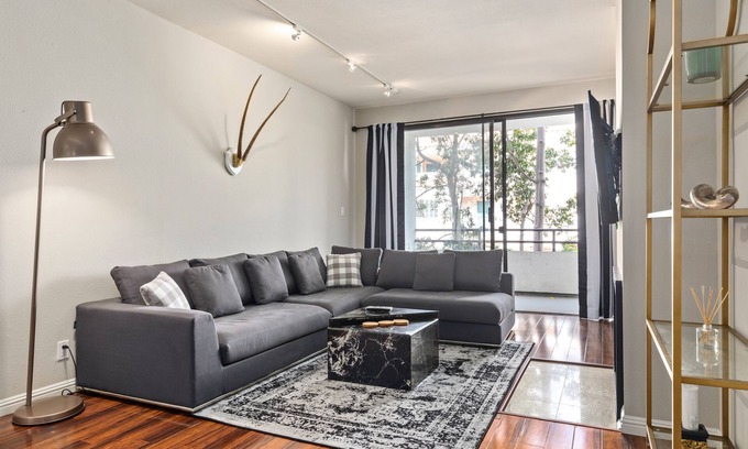 Sawtelle Condo | Chic & Cozy 1BR Escape in Brentwood