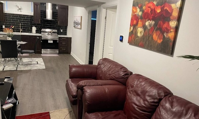 Niagara Falls Bed & Breakfast | Chic & Cozy 2 Queen Bedroom Suite! Retire to a calm space after a buzzing day!