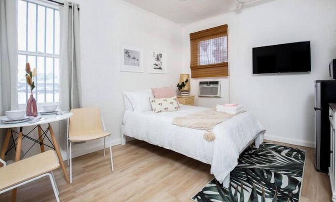 Westlake Apartment | Chic & Cozy Studio for 2! Amazing DTLA Location!