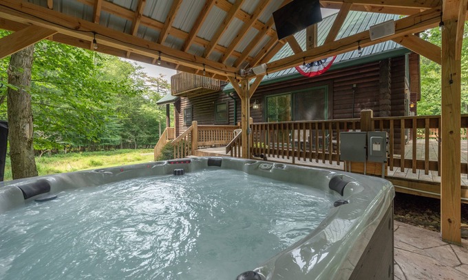 Oakland House | Chic Dog Friendly Mountain Retreat w/Hot Tub
