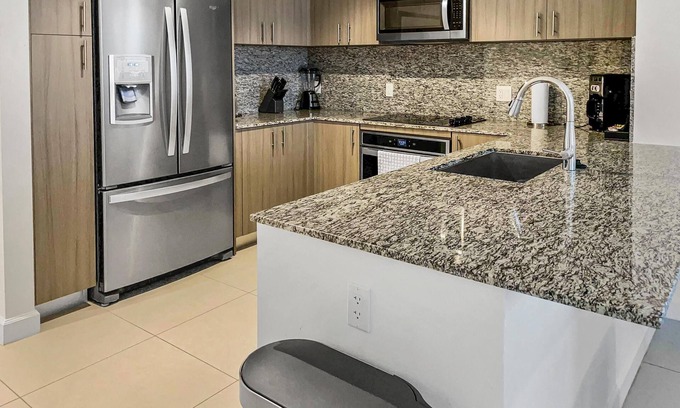 Doral Condo | Chic Doral Haven: 2BR Deluxe