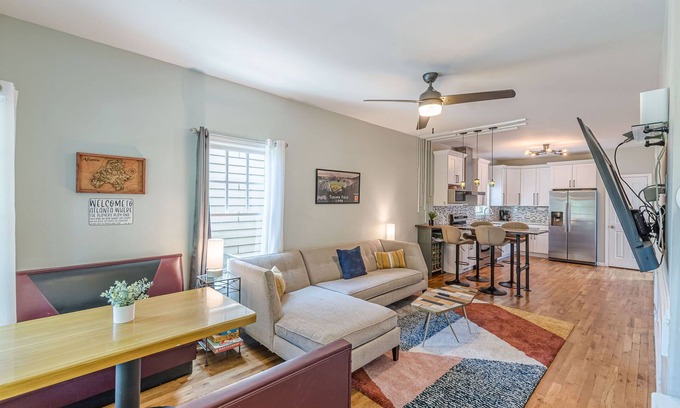 Summerhill House | Chic Downtown Bungalow | Walk to Restaurants