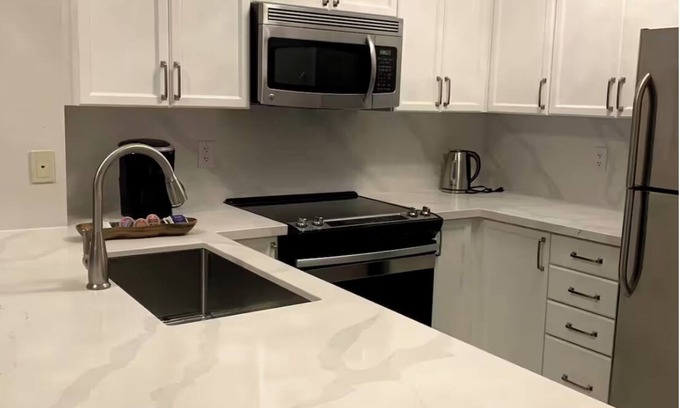 Downtown Mississauga Condo | Chic Downtown Mississauga Condo | 5 Min Walk to Square One!