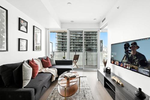 Downtown Toronto Apartment | Chic Downtown Toronto Haven - Private Patio