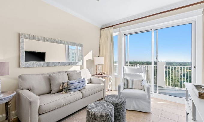 Baytowne Wharf Condo | Chic eighth-floor condo with pool, hot tub, sauna & private W/D
