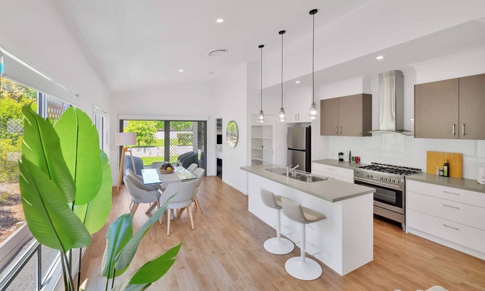 Scarborough House | Chic Family Friendly 4BR Retreat Near Redcliffe