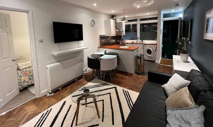 Parsons Green and Walham Apartment | Chic Flat in London SW6