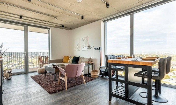 Greenwich Apartment | Chic Flat Next To Elizabeth Line - Stunning Views | Pass the Keys