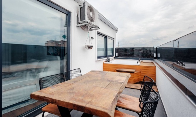 Fatih Apartment | Chic Flat w Terrace, Jacuzzi 15 min to Blue Mosque