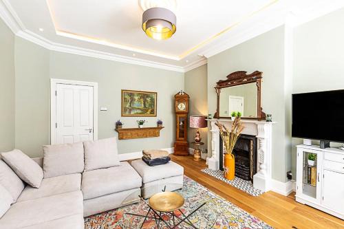 Ealing Common Apartment | Chic Garden Flat in Leafy Ealing