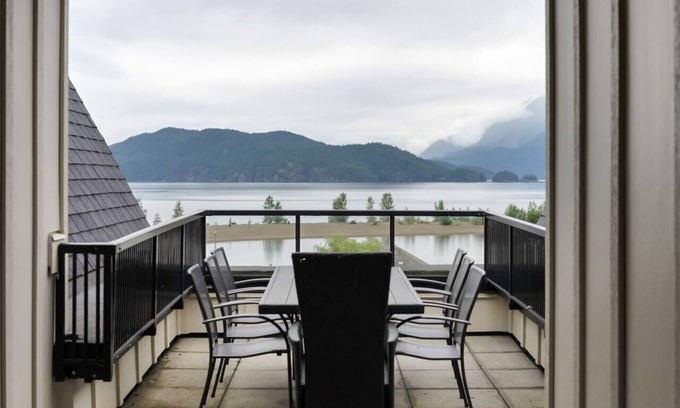 Harrison Hot Springs Apartment | Chic Haven: Stylish 3-Bedroom Lake View Escape