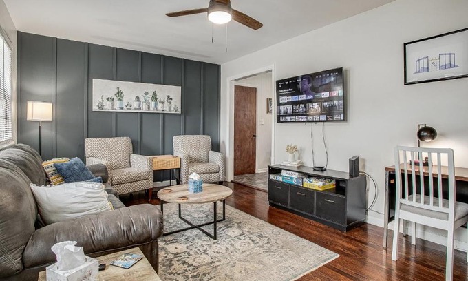 Independence House | Chic Home with Huge Grassy Yard 7 mins to Arrowhead Stadium