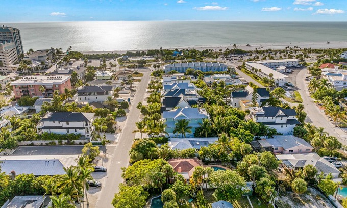 Sarasota House | Chic home with Pool near the Beach! - The Pink Flamingo