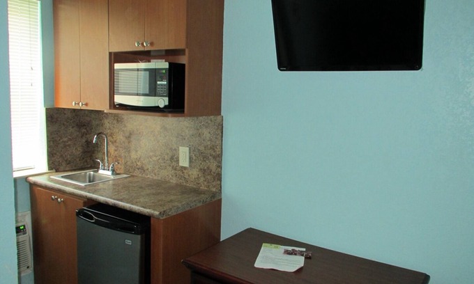 Hialeah House | Chic hotel in awesome Hialeah with WiFi, AC Anchor #5