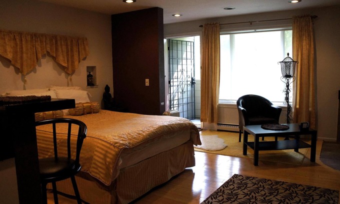 Mercer Island Condo | Chic in Affluent Community