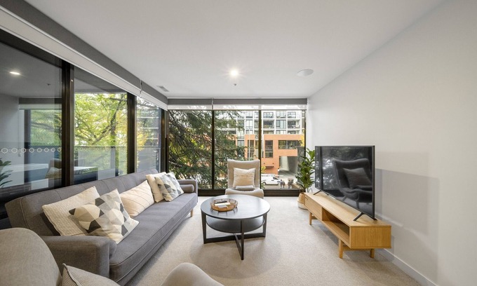 Braddon Apartment | Chic Inner-City 2-Bed Abode with Pool, Gym & Sauna
