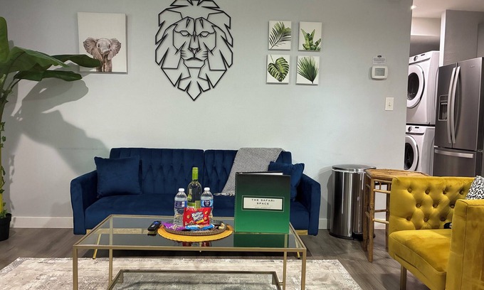 Cedars Apartment | Chic King BD Safari Space Near Downtown + Nightlife