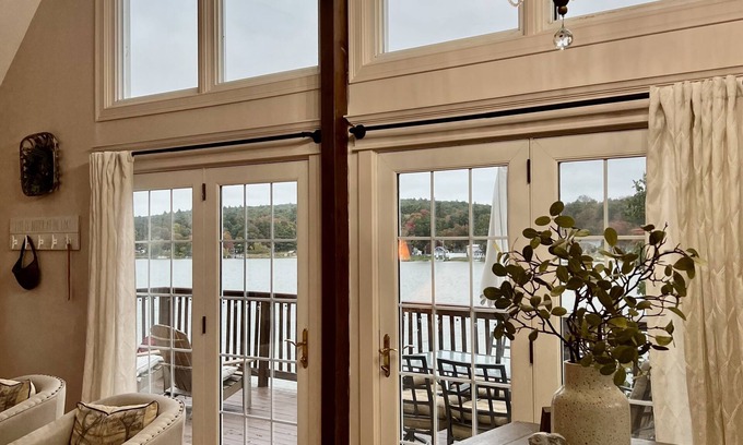 Wales House | Chic Lakehouse with a gorgeous view