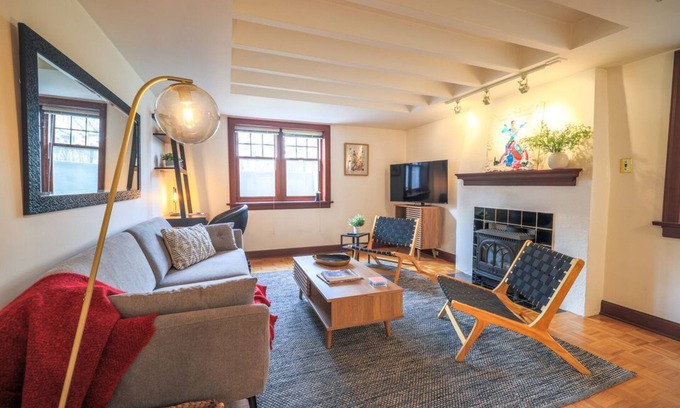 Southwest Calgary Condo | Chic Lower-Level Heritage Suite in Inner-City Calgary