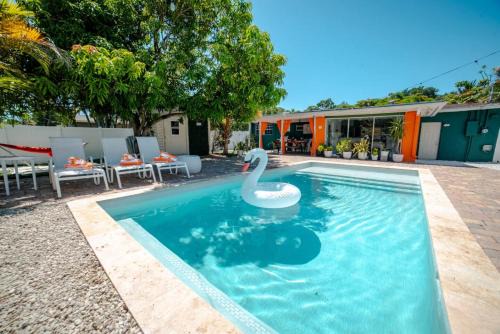 Edgewood House | Chic MangoTree villa Heated Pool