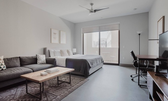 Mid-Wilshire Apartment | Chic Mid-Wilshire Studio w/Pool & Spa, nr Shops & Dining, by Blueground