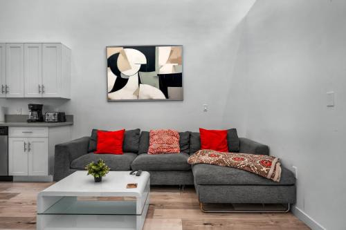 Wilshire Apartment | Chic Modern Loft in Hollywood 1 Bedroom with Balcony & Free Secure Parking