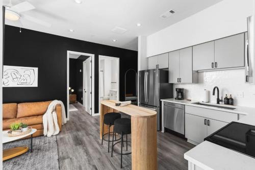 Edgehill Apartment | Chic Music Row Condo Rooftop Deck with City View Gym Office and More