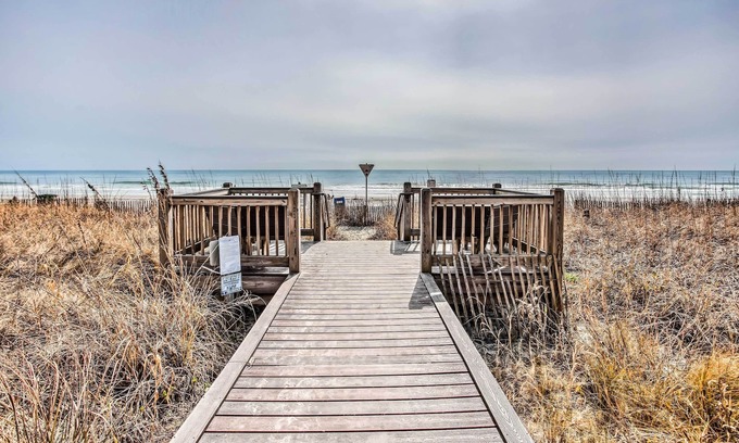 Myrtle Beach Condo | Chic Myrtle Beach Condo: Walk to the Beach!