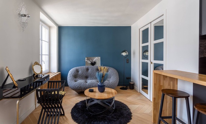 Quartier de la Roquette Apartment | Chic Paris cocoon: artsy haven in trendy Charonne