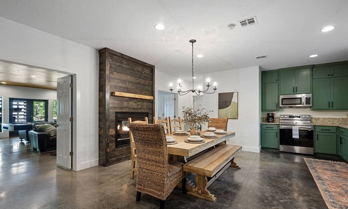 Broken Bow Cabin | Chic, Playful, and Perfectly Appointed-🎱Pool Table, 🔥Hot Tub, 🌟Pet Friendly!